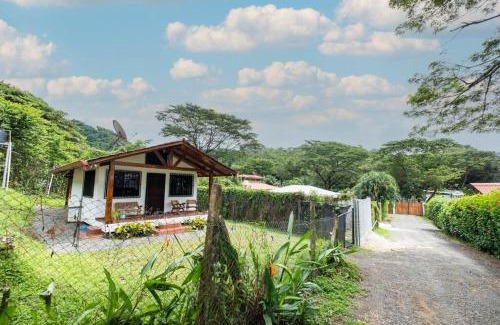 Jaco Ski Chalet | Acogedora cabaña Playa Hermosa Naturaleza y Surf