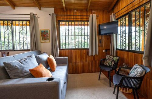 Jaco Ski Chalet | Acogedora cabaña Playa Hermosa Naturaleza y Surf