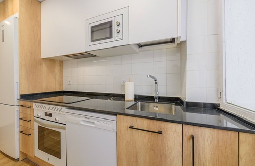 Casco Antiguo Bed & Breakfast | Acogedora habitación con cama doble cerca al Polideportivo Los Cantos en Alcorcón SAP35A