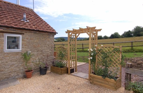 Bruton Cottage | ACORN COTTAGE, pet friendly, country holiday cottage in Bruton