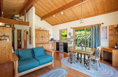 Santa Rosa Cottage | Acorn Cottage: Privacy on 4 Acres in Kenwood