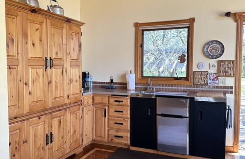 Santa Rosa Cottage | Acorn Cottage: Privacy on 4 Acres in Kenwood