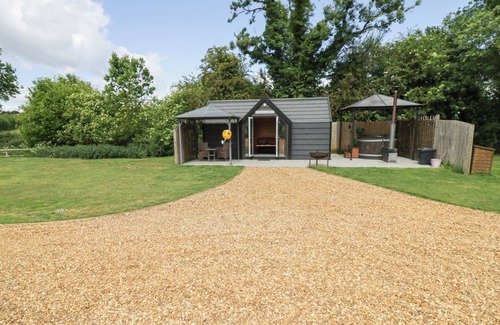 Middleton Cheney Cottage | ACORN LODGE AT BRIDGE LAKE FARM & FISHERY, romantic in Chacombe