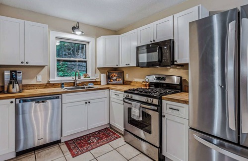 West Hartford House | Acres & Views! Firepit, BBQ | Bayley Way Getaway