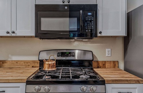 West Hartford House | Acres & Views! Firepit, BBQ | Bayley Way Getaway