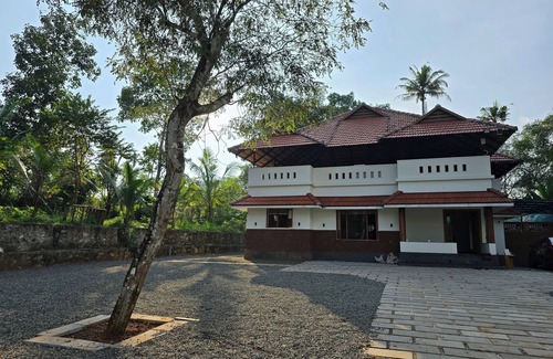 Muvattupuzha House | Acrewood Farmhouse, heritage-style house, soulful retreat into the nature.