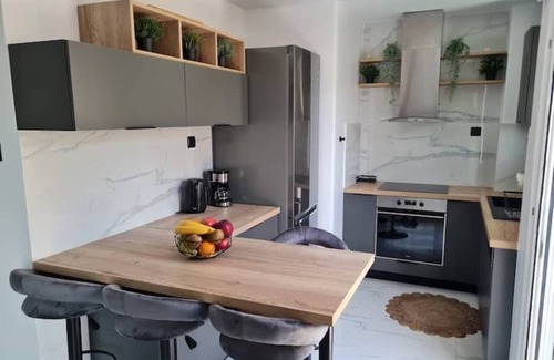Makrigianni Apartment | Acropolis Lux 2 Bedroom Apt,CBD, H/TUB, fast Wifi-1min from Museum&Metro station