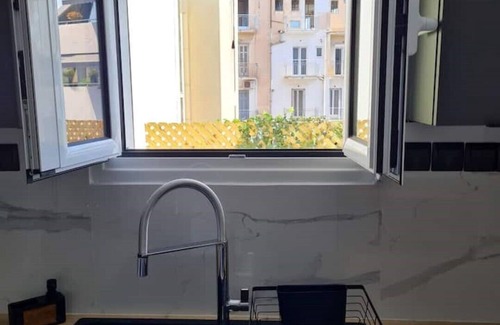 Makrigianni Apartment | Acropolis Lux 2 Bedroom Apt,CBD, H/TUB, fast Wifi-1min from Museum&Metro station