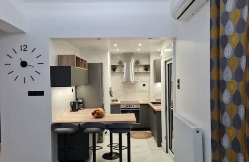 Makrigianni Apartment | Acropolis Lux 2 Bedroom Apt,CBD, H/TUB, fast Wifi-1min from Museum&Metro station