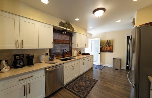 Big Bear Lake Cabin | ACROSS FROM LAKE! 225 FIVE STAR REVIEWS! JACUZZI, POOL TABLE, PACMAN, EV CHARGER