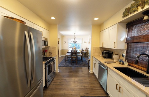 Big Bear Lake Cabin | ACROSS FROM LAKE! 225 FIVE STAR REVIEWS! JACUZZI, POOL TABLE, PACMAN, EV CHARGER