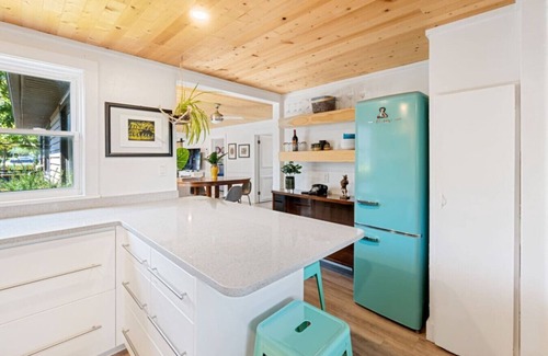 Leamington House | Across From Seacliff Beach & Park.The Perfect Lake getaway