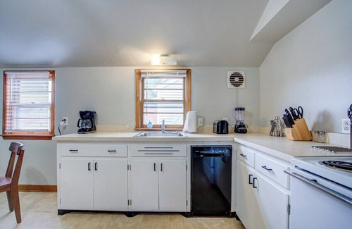 Milwaukee Apartment | Across from St Luke's. A/C. Free Washer & Dryer.
