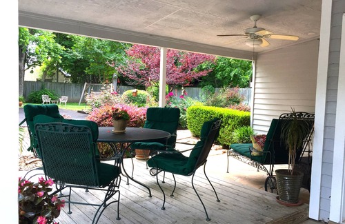 New Braunfels Cottage | Across Street From Comal River, 1 Block To Schlitterbahn, 3 Blocks To Downtown