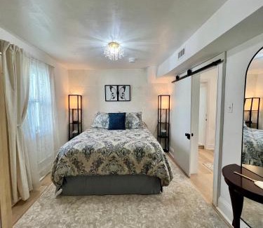 Washington House | Across The INN Entire Colonial House with lovely porch & extremely fast Wi-Fi