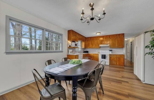 Acworth House | Acworth Abode - minutes to DT Acworth & LakePoint