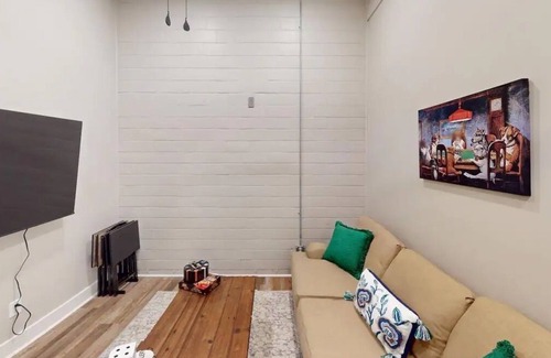 Taylor Berry House | ADA|2BR|Warehouse Suite|Exposed Brick|Modern Theme