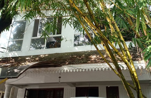 Kochi Apartment | Adam's Holiday home is 3 BH apartment type with two ac & one non ac rooms.