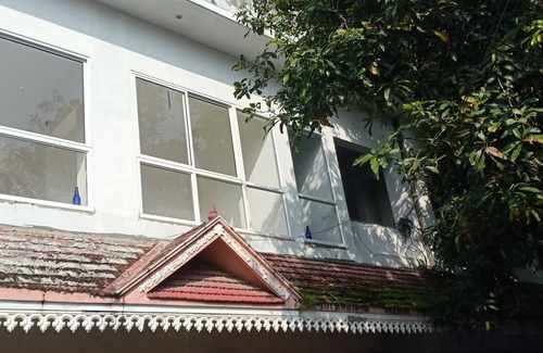 Kochi Apartment | Adam's Holiday home is 3 BH apartment type with two ac & one non ac rooms.