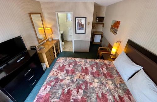 Algoma District Hotel | Adams Motel