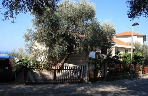 Sveti Stefan Apartment | Adapted house in a Mediterranean style, children u. Pet friendly, very good nature