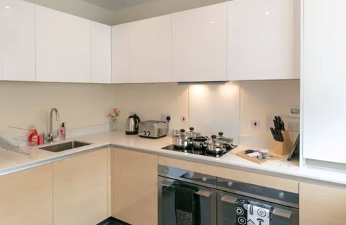 Trumpington House | Addenbrookes Townhouse with Parking and sleeps 6 ; 5 mins to Papworth hospital