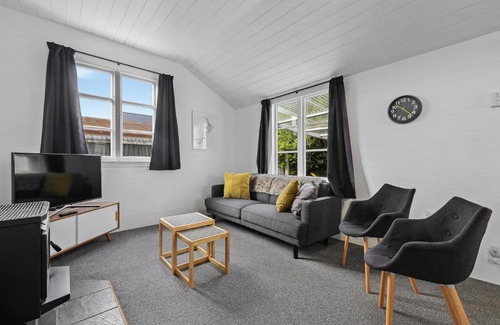 Addington House | Addington Cottage - Christchurch Holiday Home