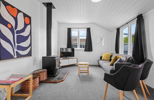 Addington House | Addington Cottage - Christchurch Holiday Home