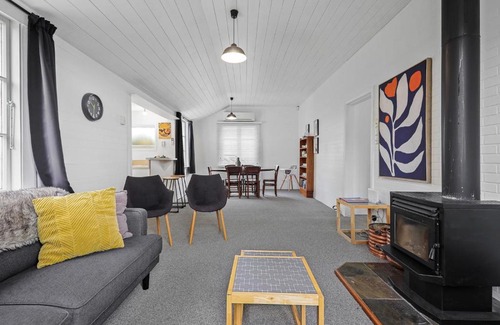 Addington House | Addington Cottage - Christchurch Holiday Home