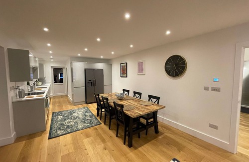 Runnymede House | Addlestone, Exquisite, Spacious, Six Bedroom (Three Bathroom) House