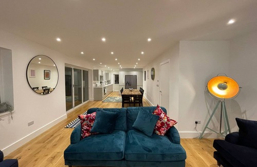 Runnymede House | Addlestone, Exquisite, Spacious, Six Bedroom (Three Bathroom) House