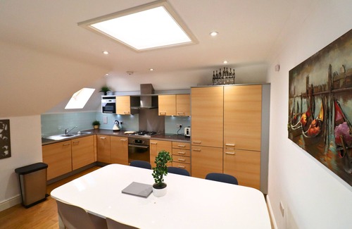 Runnymede Apartment | Addlestone - Spacious - Two Bedroom (Two Bathroom) Apartment