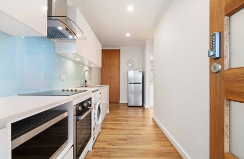 Torrens Park House | Adelaide 2 bedroom unit with free WIFI, Netflix & parking