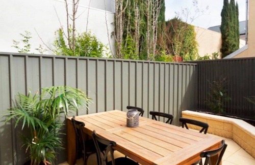 Norwood House | Adelaide | 3BR Norwood Townhouse | Fringe Stay + Wi-Fi + Parking + Smart TV | Walk Everywhere