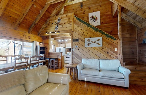 Townsend Cabin | Adelaide's Den (2-Bedroom Cabin) with Mountain view - Pets Allowed by RedAwning