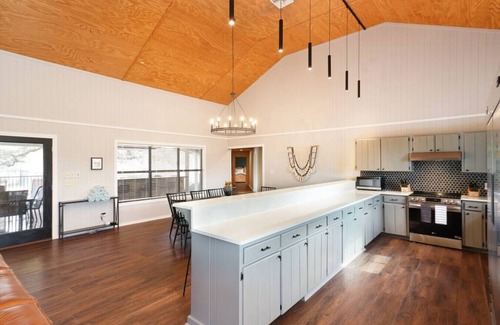 Sabinal House | Adelante · Near River~Games~Hot Tub~Pool~Amazing Home for 20
