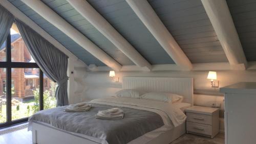 Mizhhirya Apartment | Adele