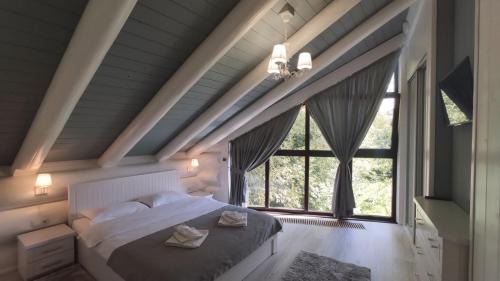 Mizhhirya Apartment | Adele