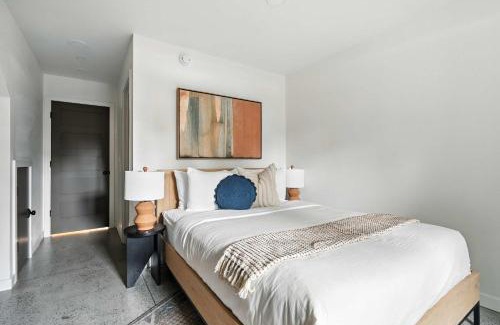 Kerns Apartment | Adelynn Studio Walkable Kerns Spanish Charm
