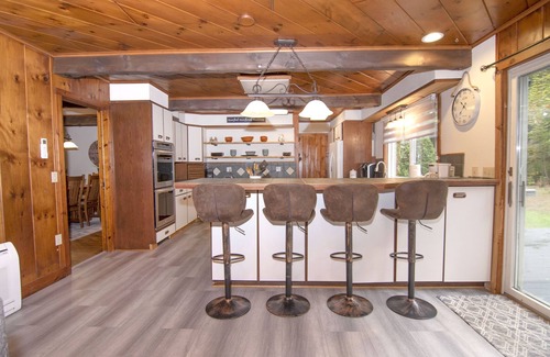 Lake George House | Adirondack 4bed 2bath Cottage close to the village with Hot Tub