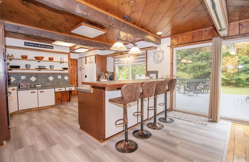 Lake George House | Adirondack 4bed 2bath Cottage close to the village with Hot Tub