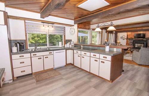 Lake George House | Adirondack 4bed 2bath Cottage close to the village with Hot Tub