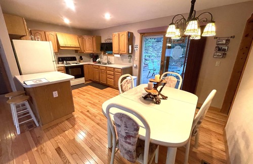 North Creek Cottage | Adirondack Creekside Cottage-Sportmen’s Delight