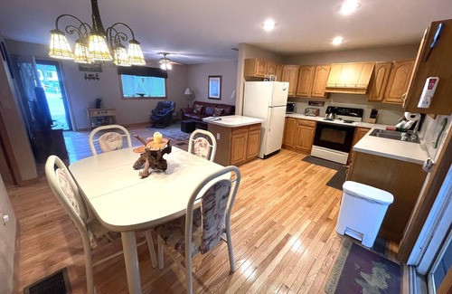 North Creek Cottage | Adirondack Creekside Cottage-Sportmen’s Delight