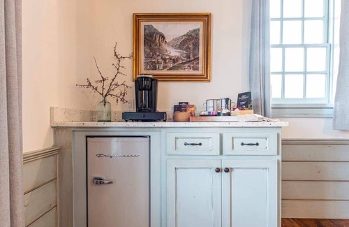 Waco House | Adirondack Suite - The Mohawk Valley House
