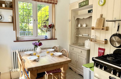 Ryde Apartment | Adjoining stone dog-friendly cottages with garden, parking and games rooms