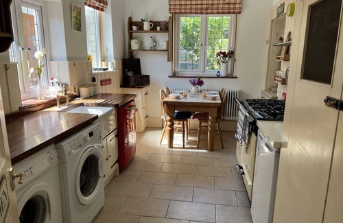 Ryde Apartment | Adjoining stone dog-friendly cottages with garden, parking and games rooms