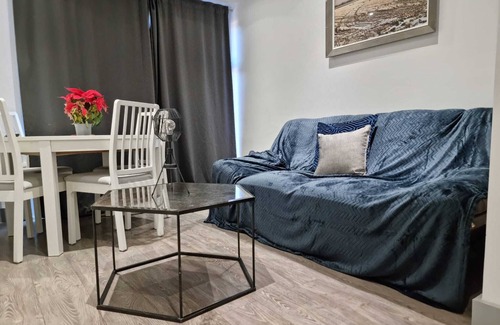 Basildon House | Admirable 5 Bedroom House with Parking