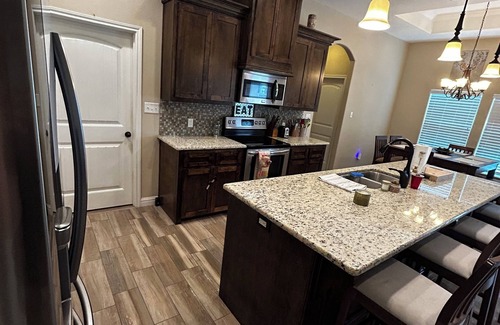 South Side House | Admirable southside location!