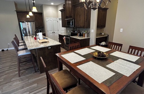 South Side House | Admirable southside location!